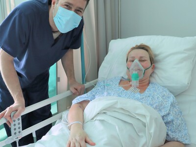 Dr Seweryn Grudniewicz, szef gorzowskiej kardiochirurgii z Joanną Jóźwik, pierwszą pacjentką operowaną na jego oddziale