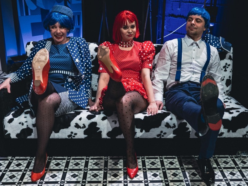  „Przedstawię ci tatę” w reżyserii Roberta Czechowskiego to najnowszy spektakl Lubuskiego Teatru w Zielonej Górze (zrealizowany we współpracy z Teatrem Miejskim w Lesznie)