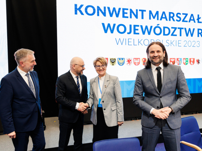 Marszałek Elżbieta Anna Polak o kontrakcie na kardiochirurgię w gorzowskim szpitalu oraz o utworzeniu Lubuskiego Centrum Onkologii w Szpitalu Uniwersyteckim w Zielonej Górze rozmawiała w Poznaniu z Filipem Nowakiem, prezesem Narodowego Funduszu Zdrowia oraz Piotrem Bromberem, wiceministrem zdrowia. Z lewej marszałek województwa wielkopolskiego Marek Woźniak.