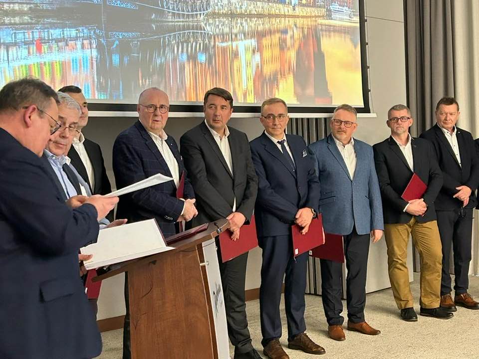 Prof. Dawid Murawa (piąty z lewej) odebrał certyfikat dla Szpitala Uniwersyteckiego w Zielonej Górze