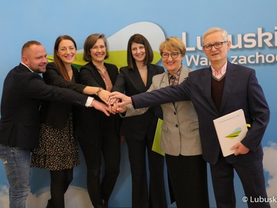 We wtorek 28 marca 2023 r. marszałek Elżbieta Anna Polak podpisała umowy na wsparcie psychiatrii dziecięcej w regionie - organizację warsztatów profilaktycznych oraz przekazanie środków dla lekarzy kształcących się na specjalizacji z psychiatrii dziecięcej.