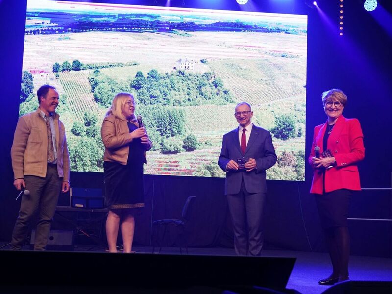 - My samorządowcy jesteśmy na pierwszej linii frontu i walczymy o lepsze jutro. Tworzymy Lubuską Radę Samorządową, na czele której stoi Wasz burmistrz Marek Cebula – podkreśliła lubuska marszałek, po czym wraz z burmistrzem Cebulą zaprosiła mieszkańców na Święto Województwa Lubuskiego, które 8 lipca odbędzie się w Krośnie Odrz. Jednocześnie 8-9 lipca odbędzie się Festiwal Polskich Win Musujących. Na scenie imprezę zapowiedział m.in. winiarz z Gostchorza Guillaume Dubois.