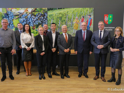 Wicemarszałek Województwa Lubuskiego Stanisław Tomczyszyn spotkał się we wtorek (28 marca 2023 r.) z przedstawicielami chińskiej firmy Minth Group, która zainwestuje 80 mln euro w budowę fabryki automotive pod Szprotawą. W spotkaniu brali udział przedstawiciele władz gminy