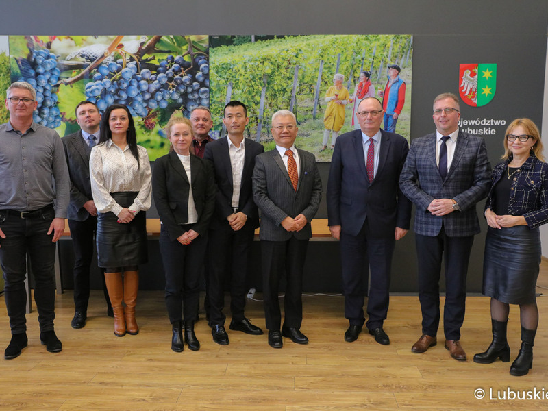 Wicemarszałek Województwa Lubuskiego Stanisław Tomczyszyn spotkał się we wtorek (28 marca 2023 r.) z przedstawicielami chińskiej firmy Minth Group, która zainwestuje 80 mln euro w budowę fabryki automotive pod Szprotawą. W spotkaniu brali udział przedstawiciele władz gminy