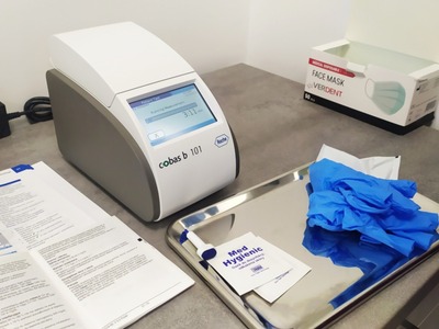 Aparat diagnostyczny do pomiaru CRP, który otrzymało Centrum Zdrowia Matki i Dziecka