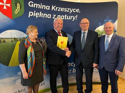 Kolejne trzy gminy otrzymały wsparcie na zadania z zakresu „Gospodarka wodno-ściekowa”. 31 marca 2023 r. w Krzeszycach wicemarszałek Stanisław Tomczyszyn podpisał umowy z włodarzami gmin