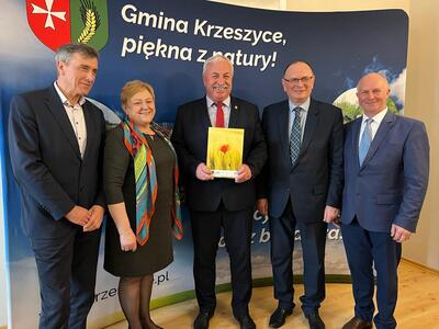 Kolejne trzy gminy otrzymały wsparcie na zadania z zakresu „Gospodarka wodno-ściekowa”. 31 marca 2023 r. w Krzeszycach wicemarszałek Stanisław Tomczyszyn podpisał umowy z włodarzami gmin
