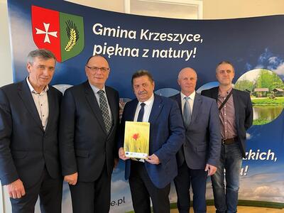 Kolejne trzy gminy otrzymały wsparcie na zadania z zakresu „Gospodarka wodno-ściekowa”. 31 marca 2023 r. w Krzeszycach wicemarszałek Stanisław Tomczyszyn podpisał umowy z włodarzami gmin