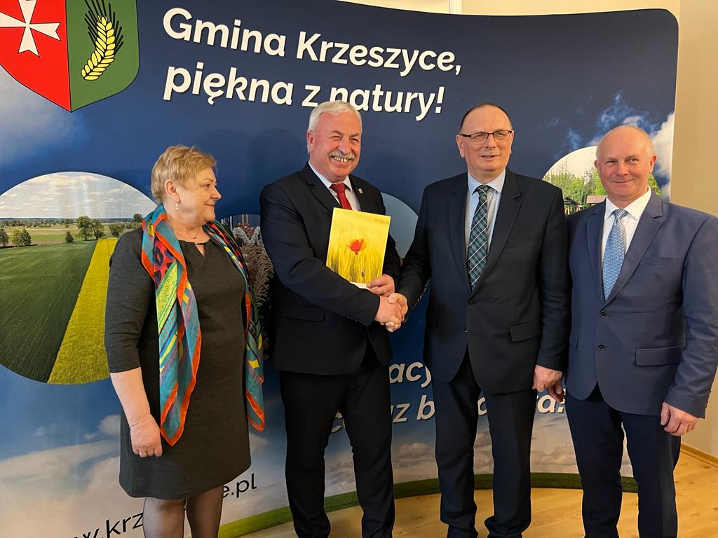 Kolejne trzy gminy otrzymały wsparcie na zadania z zakresu „Gospodarka wodno-ściekowa”. 31 marca 2023 r. w Krzeszycach wicemarszałek Stanisław Tomczyszyn podpisał umowy z włodarzami gmin