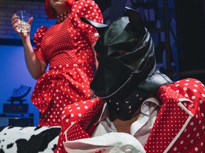 W spektaklu „Przedstawię ci tatę” w reżyserii Roberta Czechowskiego – dyrektora LT, na scenie zobaczymy: Ewę Dobrucką, Katarzynę Hołyńską, Martę Frąckowiak, Pawła Wydrzyńskiego i Roberta Kurasia