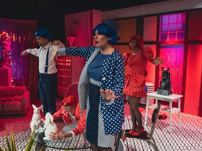 W spektaklu „Przedstawię ci tatę” w reżyserii Roberta Czechowskiego – dyrektora LT, na scenie zobaczymy: Ewę Dobrucką, Katarzynę Hołyńską, Martę Frąckowiak, Pawła Wydrzyńskiego i Roberta Kurasia