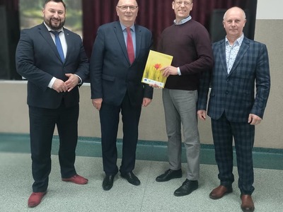 Kolejne cztery umowy na zadania z zakresu "Gospodarki wodno-ściekowej" podpisał wicemarszałek Stanisław Tomczyszyn. Uroczyste podpisanie umów z włodarzami gmin odbyło się w Trzcielu w poniedziałek 3 kwietnia 2023 r.  