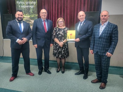 Kolejne cztery umowy na zadania z zakresu "Gospodarki wodno-ściekowej" podpisał wicemarszałek Stanisław Tomczyszyn. Uroczyste podpisanie umów z włodarzami gmin odbyło się w Trzcielu w poniedziałek 3 kwietnia 2023 r.  