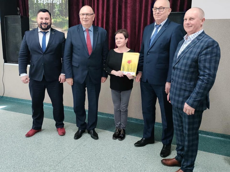 Kolejne cztery umowy na zadania z zakresu "Gospodarki wodno-ściekowej" podpisał wicemarszałek Stanisław Tomczyszyn. Uroczyste podpisanie umów z włodarzami gmin odbyło się w Trzcielu w poniedziałek 3 kwietnia 2023 r.  