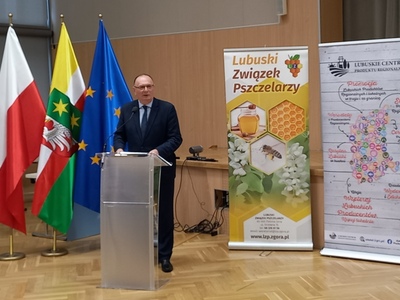 "Pasieka w dobie zmian klimatu" to tytuł konferencji pszczelarskiej, która odbyła się w poniedziałek 1 kwietnia 2023 r. w Sali Kolumnowej w urzędzie marszałkowskim.
