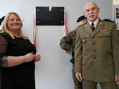 Odsłonięcie w Zespole Szkolno-Przedszkolnym nr 5 w Żaganiu, którego częścią jest Publiczna Szkoła Podstawowa nr 5 im. 1 Dywizji Pancernej pod dowództwem gen. Stanisława Maczka, tablicy upamiętniającej przekazanie ziemi z kilkunastu pól bitewnych zwycięskiego szlaku do Ojczyzny 1 Polskiej Dywizji Pancernej