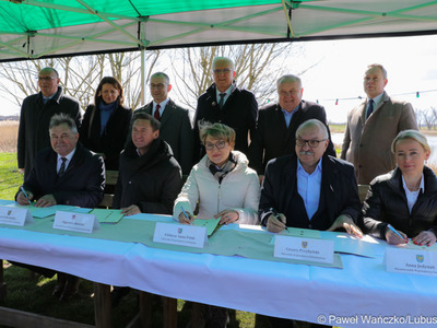 W środę, 5 kwietnia 2023 r. w Przystani nad Odrą w Cigacicach w gminie Sulechów, przedstawiciele pięciu nadodrzańskich województw podpisali "Memorandum o porozumieniu ws. ochrony i odbudowy ekosystemu rzeki Odry".