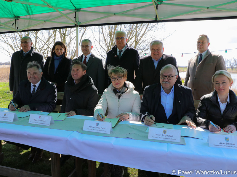 W środę, 5 kwietnia 2023 r. w Przystani nad Odrą w Cigacicach w gminie Sulechów, przedstawiciele pięciu nadodrzańskich województw podpisali "Memorandum o porozumieniu ws. ochrony i odbudowy ekosystemu rzeki Odry".