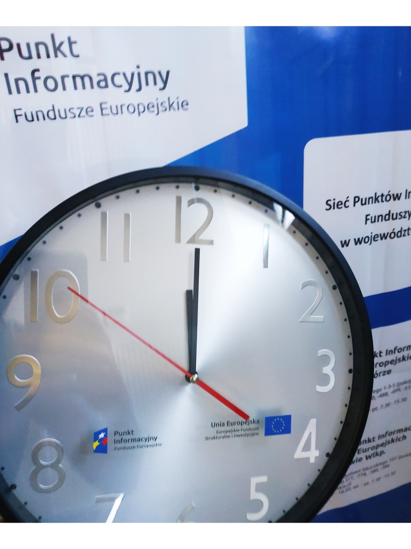Zegar ścienny, godzina 12:00.