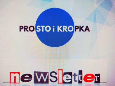 Napis prosto i kropka na tle dużej niebieskiej kropki i napis newsletter