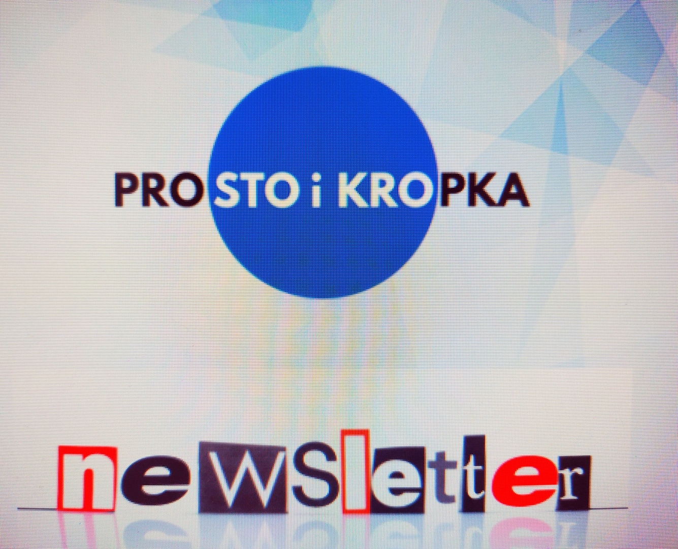 Napis prosto i kropka na tle dużej niebieskiej kropki i napis newsletter
