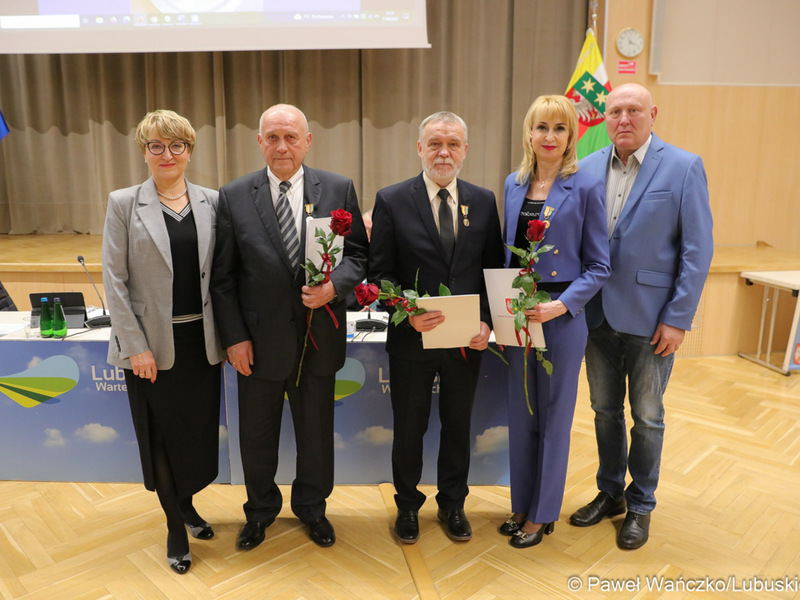Podczas sesji Sejmiku - 17 kwietnia 2023 r. - wręczono "Odznaki Honorowe za Zasługi dla Województwa Lubuskiego". Wyróżnienia odebrali: Cecylia Brodzińska, Alfred Rokitnicki i Roman Trzebniak. Laudację na cześć wyróżnionych odczytał wiceprzewodniczący Sejmiku Mirosław Marcinkiewicz. Laureatom pogratulowali przewodniczący Sejmiku Wacław Maciuszonek oraz marszałek Elżbieta Anna Polak.   