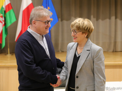 W trakcie poniedziałkowej sesji Sejmiku Województwa Lubuskiego (17 kwietnia 2023 r.) proporzec - za zdobycie w sezonie 2015/2016 mistrzostwa Polski przez koszykarski Zastal Zielona Góra - przekazał marszałek Elżbiecie Annie Polak i przewodniczącemu Sejmiku Wacławowi Maciuszonkowi właściciel klubu Janusz Jasiński.
