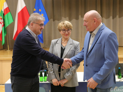 W trakcie poniedziałkowej sesji Sejmiku Województwa Lubuskiego (17 kwietnia 2023 r.) proporzec - za zdobycie w sezonie 2015/2016 mistrzostwa Polski przez koszykarski Zastal Zielona Góra - przekazał marszałek Elżbiecie Annie Polak i przewodniczącemu Sejmiku Wacławowi Maciuszonkowi właściciel klubu Janusz Jasiński.
