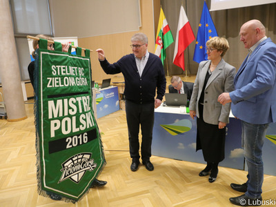 W trakcie poniedziałkowej sesji Sejmiku Województwa Lubuskiego (17 kwietnia 2023 r.) proporzec - za zdobycie w sezonie 2015/2016 mistrzostwa Polski przez koszykarski Zastal Zielona Góra - przekazał marszałek Elżbiecie Annie Polak i przewodniczącemu Sejmiku Wacławowi Maciuszonkowi właściciel klubu Janusz Jasiński.