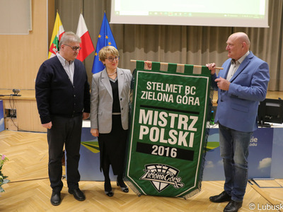 W trakcie poniedziałkowej sesji Sejmiku Województwa Lubuskiego (17 kwietnia 2023 r.) proporzec - za zdobycie w sezonie 2015/2016 mistrzostwa Polski przez koszykarski Zastal Zielona Góra - przekazał marszałek Elżbiecie Annie Polak i przewodniczącemu Sejmiku Wacławowi Maciuszonkowi właściciel klubu Janusz Jasiński.