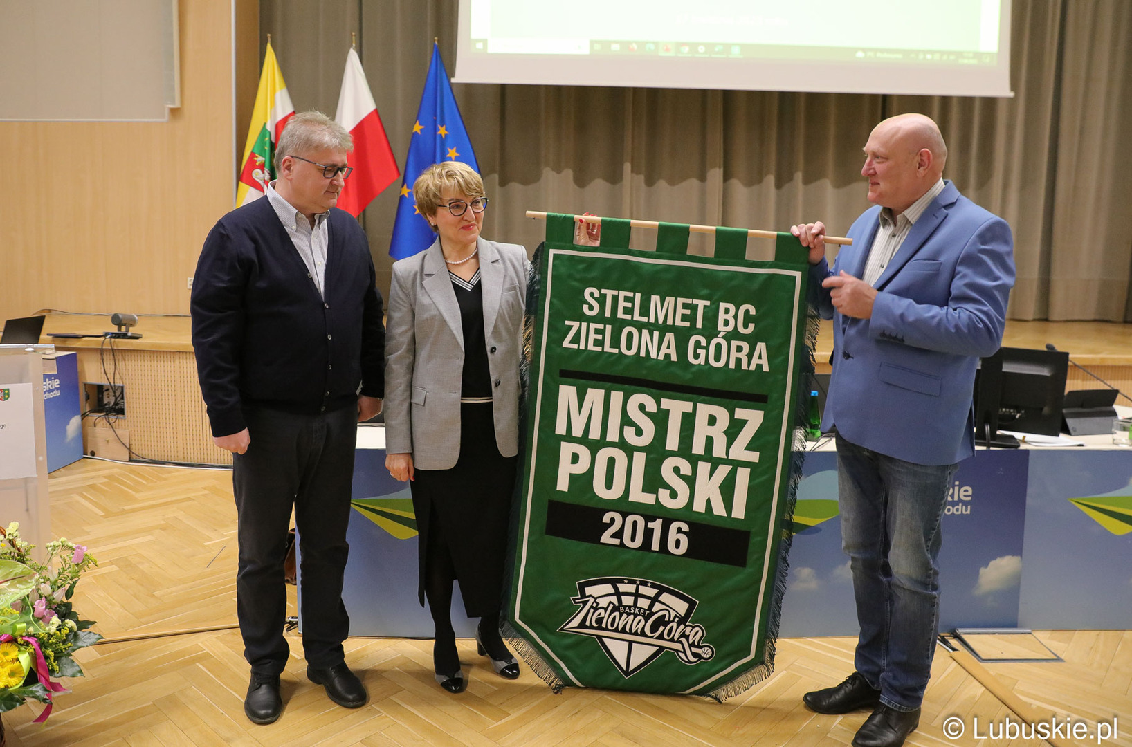 W trakcie poniedziałkowej sesji Sejmiku Województwa Lubuskiego (17 kwietnia 2023 r.) proporzec - za zdobycie w sezonie 2015/2016 mistrzostwa Polski przez koszykarski Zastal Zielona Góra - przekazał marszałek Elżbiecie Annie Polak i przewodniczącemu Sejmiku Wacławowi Maciuszonkowi właściciel klubu Janusz Jasiński.