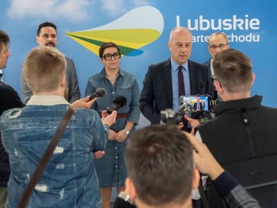 19 kwietnia 2023 r. na konferencji prasowej w Biurze Zamiejscowym UMWL w Gorzowie Wlkp. członek zarządu województwa lubuskiego Marcin Jabłoński poinformował o gotowości realizacji kolejowego projektu we współpracy z samorządami