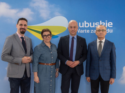 19 kwietnia 2023 r. na konferencji prasowej w Biurze Zamiejscowym UMWL w Gorzowie Wlkp. członek zarządu województwa lubuskiego Marcin Jabłoński poinformował o gotowości realizacji kolejowego projektu we współpracy z samorządami 