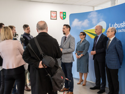 19 kwietnia 2023 r. na konferencji prasowej w Biurze Zamiejscowym UMWL w Gorzowie Wlkp. członek zarządu województwa lubuskiego Marcin Jabłoński poinformował o gotowości realizacji kolejowego projektu we współpracy z samorządami 