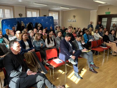 Uczestnicy spotkania informacyjnego na temat możliwości korzystania z programu Fundusze Europejskie dla Lubuskiego 2021-2027 w Strzelcach Kraj.
