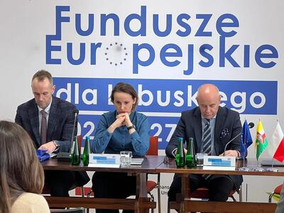 Przedstawiciele departamentów funduszowych Urzędu Marszałkowskiego Województwa Lubuskiego na spotkaniu informacyjnym dot. możliwości korzystania z programu Fundusze Europejskie dla Lubuskiego 2021-2027. 