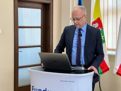 Członek zarządu woj. lubuskiego Marcin Jabłoński na spotkaniu informacyjnym na temat możliwości korzystania z programu Fundusze Europejskie dla Lubuskiego 2021-2027 w Strzelcach Kraj.