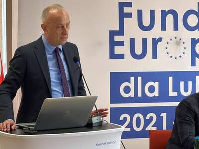 Członek zarządu woj. lubuskiego Marcin Jabłoński na spotkaniu informacyjnym na temat możliwości korzystania z programu Fundusze Europejskie dla Lubuskiego 2021-2027 w Strzelcach Kraj.