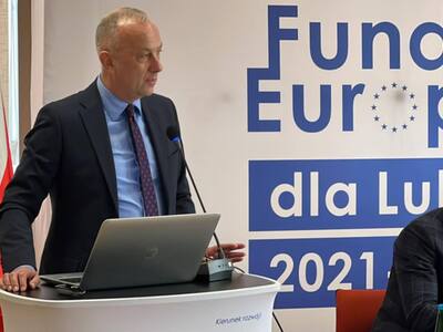 Członek zarządu woj. lubuskiego Marcin Jabłoński na spotkaniu informacyjnym na temat możliwości korzystania z programu Fundusze Europejskie dla Lubuskiego 2021-2027 w Strzelcach Kraj.