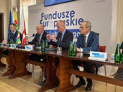 Przedstawiciele Zarządu Województwa Lubuskiego oraz departamentów funduszowych Urzędu Marszałkowskiego Województwa Lubuskiego na spotkaniu informacyjnym dot. możliwości korzystania z programu Fundusze Europejskie dla Lubuskiego 2021-2027. 