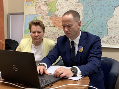 W Międzynarodowym Szczycie Miast i Regionów „Partnerstwo dla zwycięstwa” on-line uczestniczyli przedstawiciele województwa lubuskiego: Radosław Brodzik, dyrektor Biura Współpracy Zagranicznej i Europejskiej Współpracy Terytorialnej w Urzędzie Marszałkowskim oraz Adriana Sarnecka, zastępczyni dyrektora BWZ.