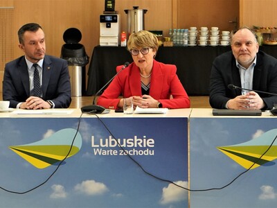 Lubuskie Forum Innowacji w Zielonej Górze: marszałek województwa lubuskiego Elżbieta Anna Polak, dr Jerzy Tutaj z Politechniki Wrocławskiej, zastępca dyrektora Departamentu Rozwoju i Innowacji UMWL Łukasz Pabierowski