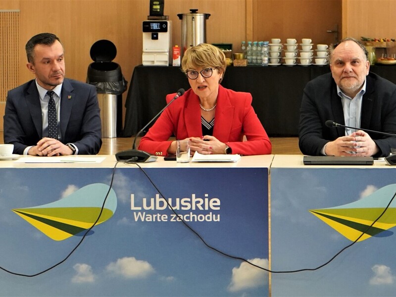 Lubuskie Forum Innowacji w Zielonej Górze: marszałek województwa lubuskiego Elżbieta Anna Polak, dr Jerzy Tutaj z Politechniki Wrocławskiej, zastępca dyrektora Departamentu Rozwoju i Innowacji UMWL Łukasz Pabierowski