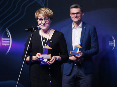 Wręczenie nagród w konkursie TOP Inwestycje Komunalne 2023. Marszałek Elżbieta Anna Polak i Sebastian Ciemnoczołowski.