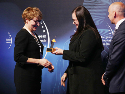Sekretarz stanu w Ministerstwie Funduszy i Polityki Regionalnej Małgorzata Jarosińska-Jedynak wręcza statuetkę lubuskiej marszałek Elżbiecie Annie Polak za most w Milsku  