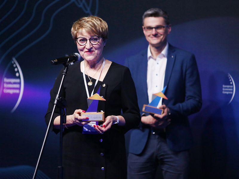 Wręczenie nagród w konkursie TOP Inwestycje Komunalne 2023. Marszałek Elżbieta Anna Polak i Sebastian Ciemnoczołowski. 