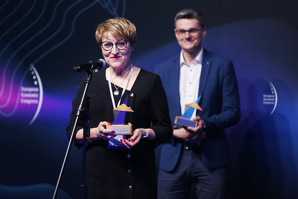 Wręczenie nagród w konkursie TOP Inwestycje Komunalne 2023. Marszałek Elżbieta Anna Polak i Sebastian Ciemnoczołowski. 