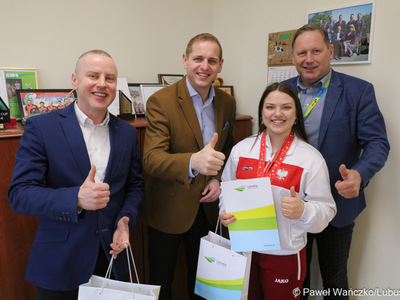 Wicemarszałek Województwa Lubuskiego Łukasz Porycki (w środku), zawodniczka Klubu Karate Kontra w Żarach Martyna Grajcar, jej trener Sebastian Końcowik (z lewej) oraz zastępca dyrektora departamentu Infrastruktury Społecznej UMWL Andrzej Ziarek.