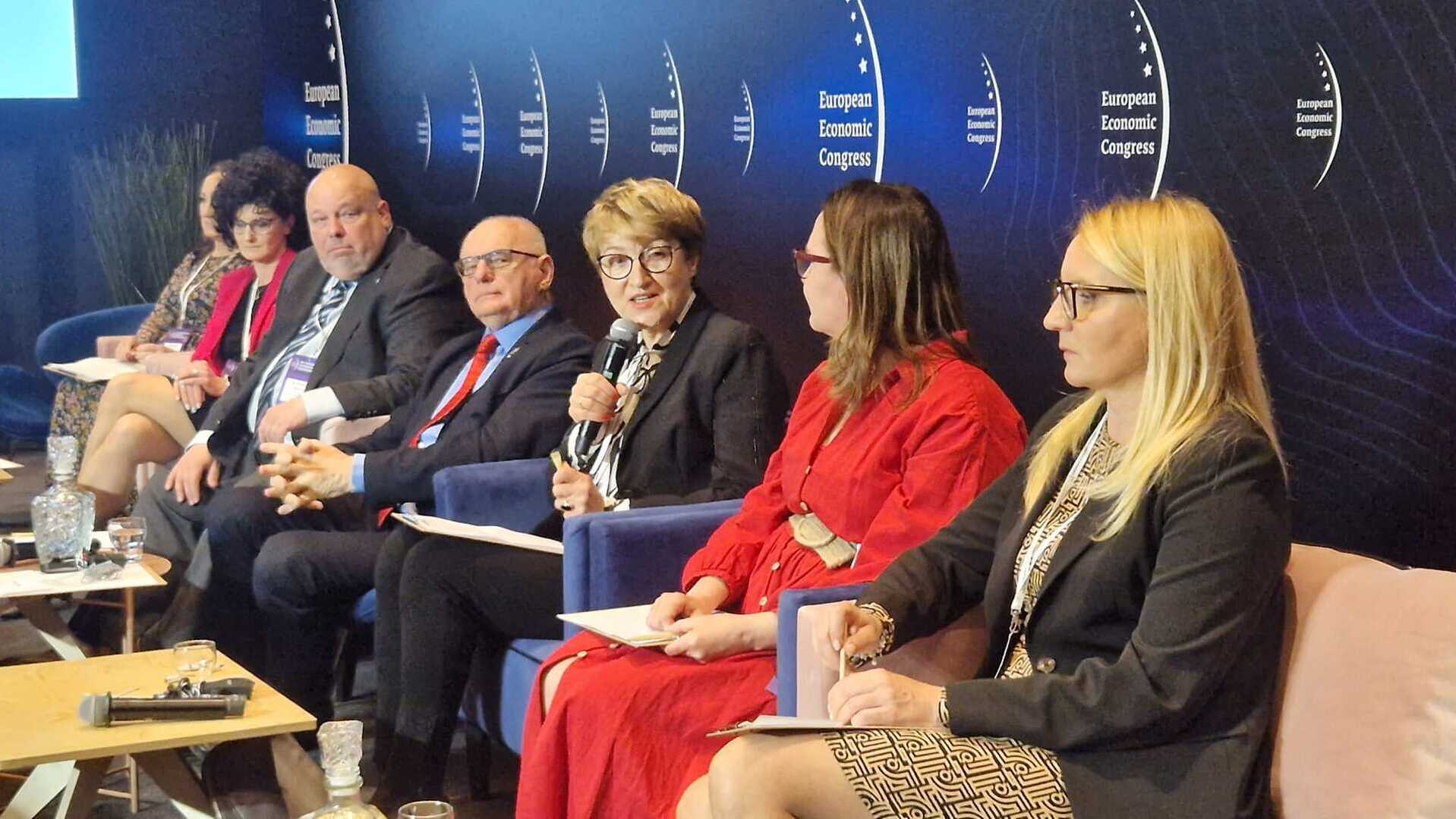 Marszałek Elżbieta Anna Polak w trakcie debaty „Trzeci sektor” podczas Europejskiego Kongresu Gospodarczego.