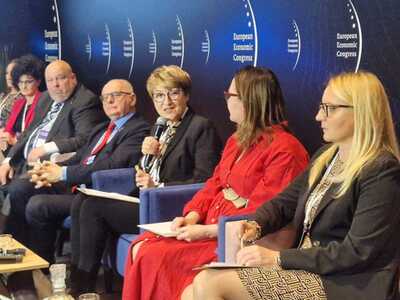 Marszałek Elżbieta Anna Polak w trakcie debaty „Trzeci sektor” podczas Europejskiego Kongresu Gospodarczego.